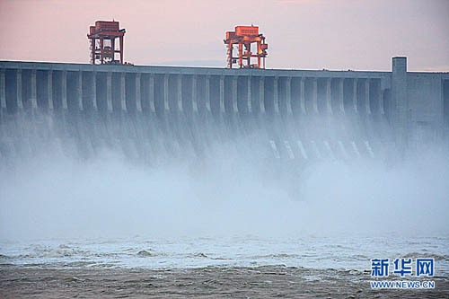三峡加大泄洪力度迎战建成以来最大洪峰(组图)