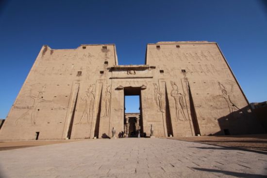 组图:埃及艾德福霍洛斯神庙保存相对完好