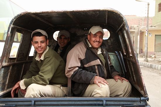 组图:埃及军警友善对待中国科考队员
