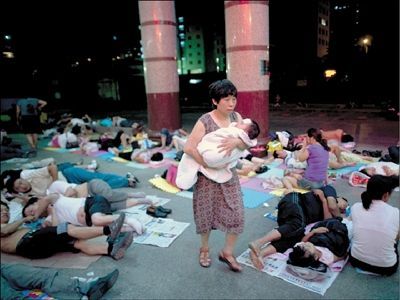 昨天凌晨，儿童医院大厅门前满是排队挂号的家长及孩子，困了的就席地而睡。