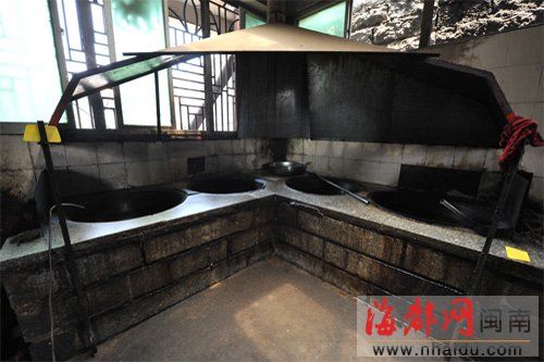 熬油的大锅污黑不堪