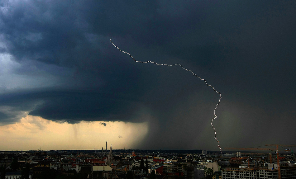 2009年6月10日,在匈牙利布达佩斯,暴雨前天空中一道闪电贯穿天空