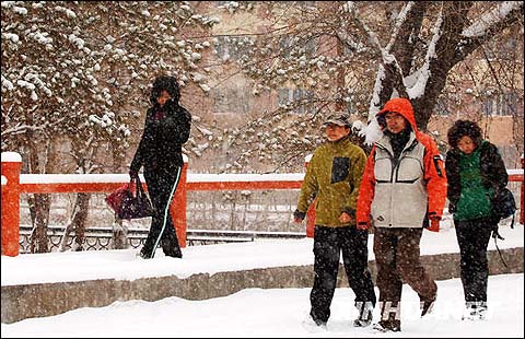 新疆阿勒泰初降暴雪 市民排队换雪地轮胎_天气