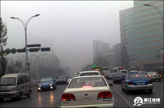 杭州气象台发布大雾预警 汽车站调整发车时间