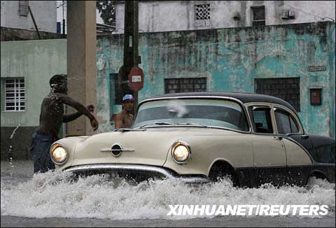 古巴首都哈瓦那暴雨成灾街道被淹_天气预报