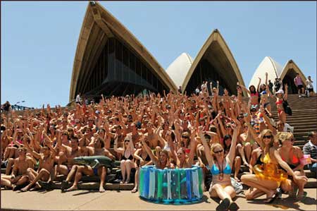 澳大利亚:悉尼街头千人穿泳装挑战世界纪录(图