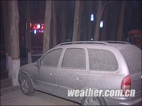 青海省格尔木市出现罕见沙尘天气 下土如下雪