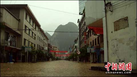 广西凤山县遭特大暴雨袭击 主街道全被淹没