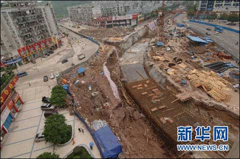 连日暴雨致重庆渝北区在建匝道边坡垮塌2