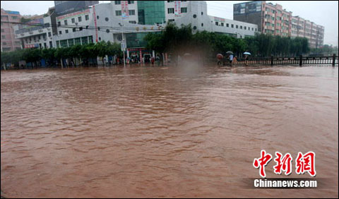 四川广安遭特大暴雨袭击 10万人受灾_天气预报