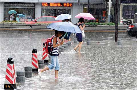 江苏多地大暴雨袭击 未来几天降雨明显减弱