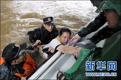 安庆市遭遇历史极值暴雨 严重内涝中群众仍在