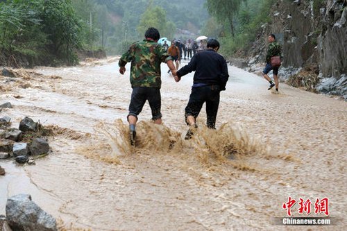 甘肃省陇南市特大暴雨致20死16失踪 万余人转