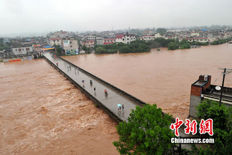 四川眉山暴雨致59个乡镇受灾 3万多人转移_天气预报