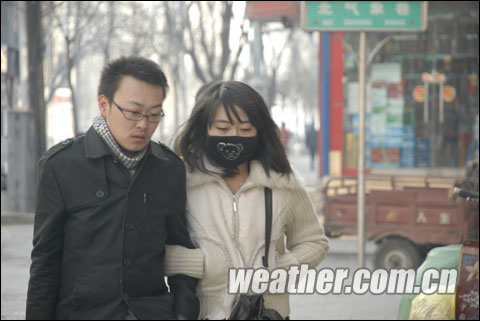 青海西宁今晨入冬最冷 街头商品怕冷忙盖棉被