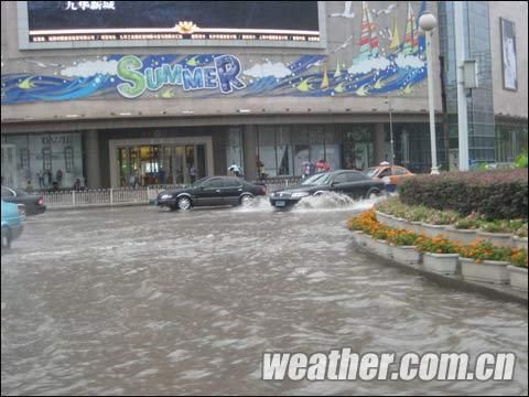 湖南湘潭遭受暴雨袭击 部分小区进水_天气预报