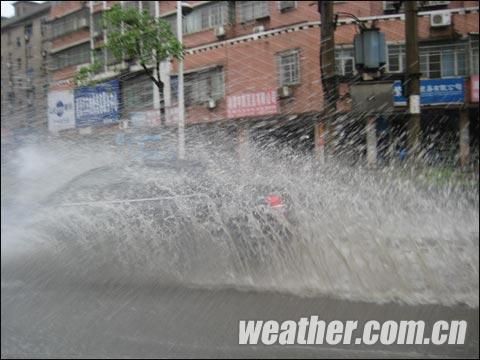 湖南湘潭遭受暴雨袭击 部分小区进水_天气预报