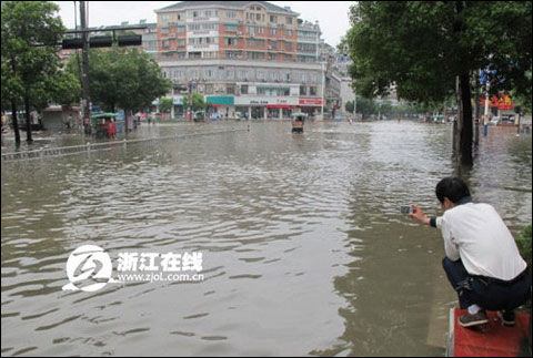 浙江兰溪市因连日降雨成泽国 水位已超危急水