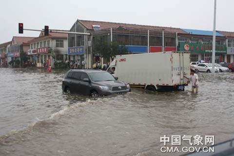 山东出现狂风暴雨 台风预警升级为橙色_天气预