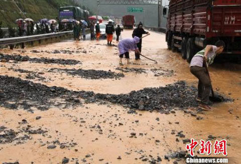 四川广元暴雨引发泥石流 京昆高速被淹埋|天气