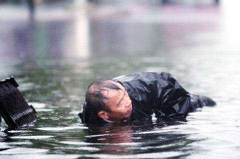 北京环卫工人雨中躺地通下水道 称分内工作_新