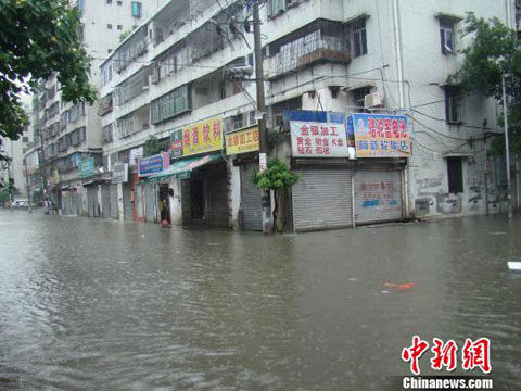 韦森特给海南局地带来大暴雨 海口市区被淹_