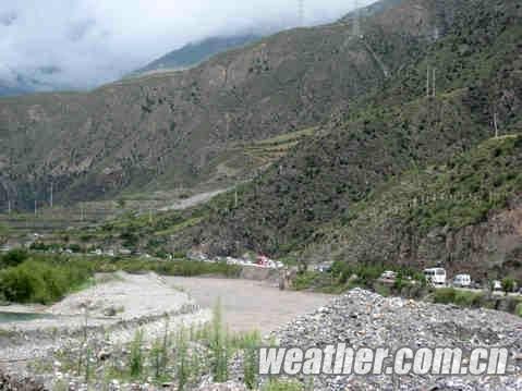 甘肃舟曲暴雨引发泥石流冲毁公路_新浪天气预报