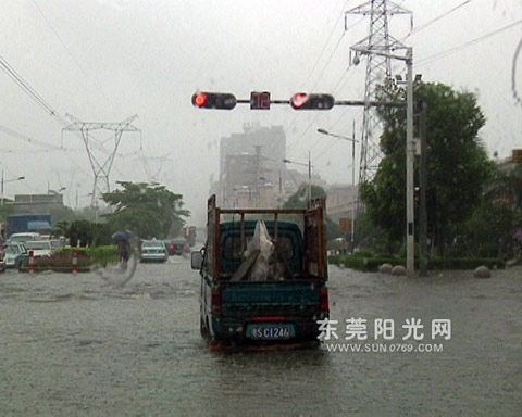 暴雨突袭 广东虎门部分路段水浸街|暴雨|广东暴