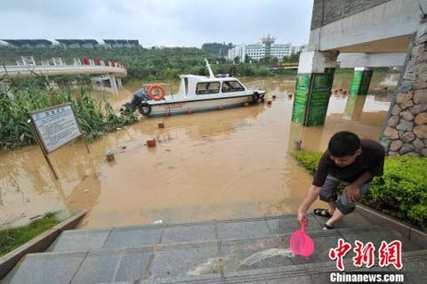 广西多地遭暴雨袭击 南宁内涝致工人受困|暴雨