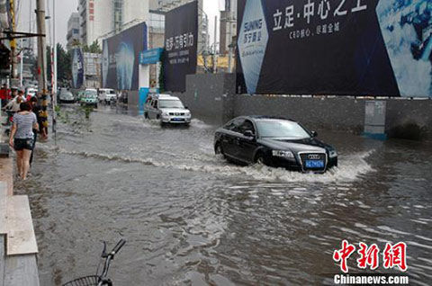 暴雨袭来 徐州市区部分道路拥堵积水严重_新浪