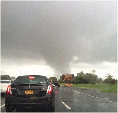 美国纽约遭罕见龙卷风袭击半空中碎片横飞_新