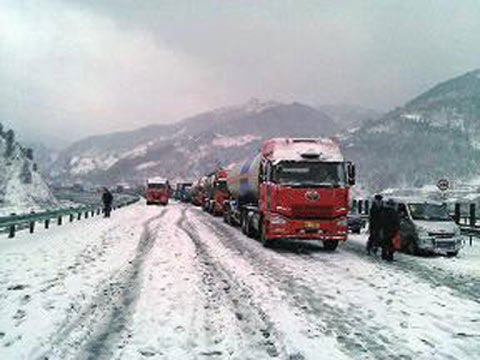 陕西秦岭普降大雪最厚达70厘米(组图)