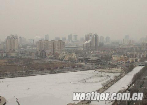 12日，天津前期积雪在冰封的湖面及河面上形成一片白茫茫的景象。