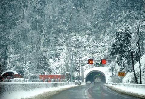 白雪覆盖的雅西高速泥巴山隧道.