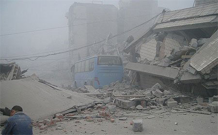雅安地震已致10人死亡 通往灾区道路中断|雅安