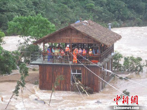 广西防城港14名遭洪水围困游客全部安全