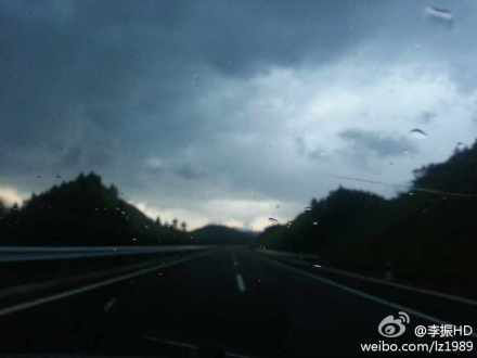 暴雨午后突袭江西 吉安电闪雷鸣行车人惊魂_新