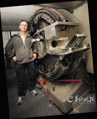 蒂姆·萨马拉斯和他的“追风”小组多年接受美国国家地理学会资助，在美国“探索频道”系列片《追风者》中出镜，也与“天气频道”合作。