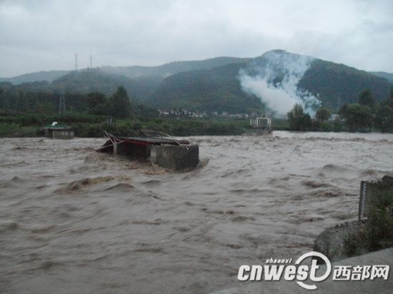 陕西安康暴雨一便桥被冲垮桥刚修好一个月