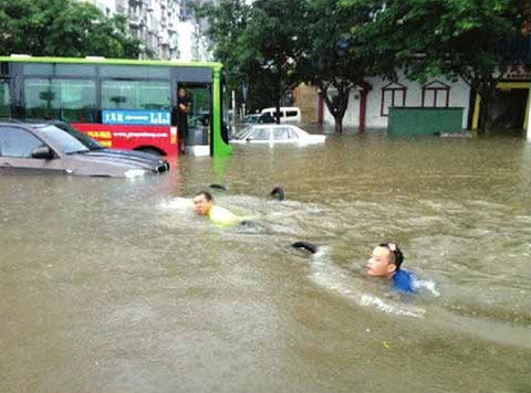 宜宾遇今年来最大暴雨袭击 两航班迫降异地|宜