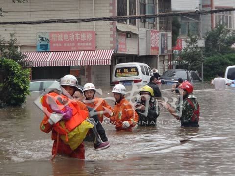 消防官兵抢救被困群众(昆明消防供图)