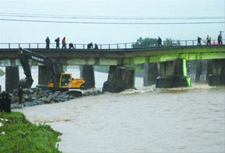 范围暴雨袭击 沈丹铁路大桥被冲坏|辽宁|丹东|铁