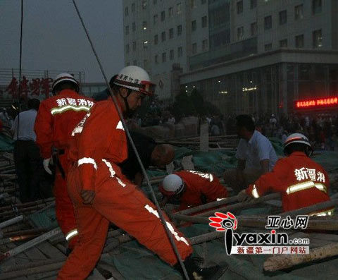 新疆喀什大风刮倒50米高防护棚14人受伤|新疆