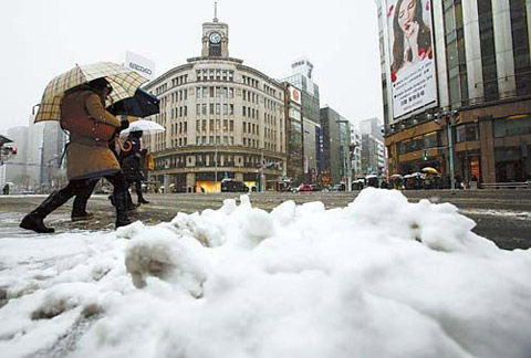 强降雪袭击日本 造成交通混乱_新浪天气预报