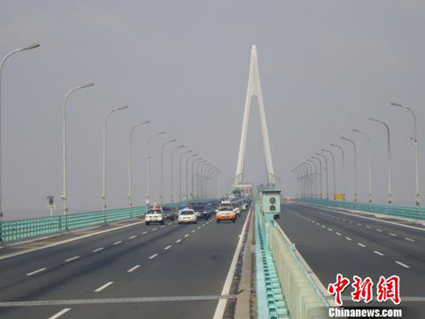 浙江杭州湾跨海大桥新年首次因冰雪封道|跨海
