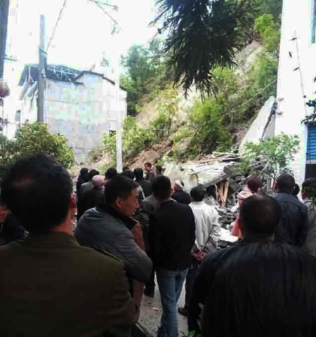 山体滑坡导致巫溪县乌龙乡街道一幢两层楼房被完全摧毁.