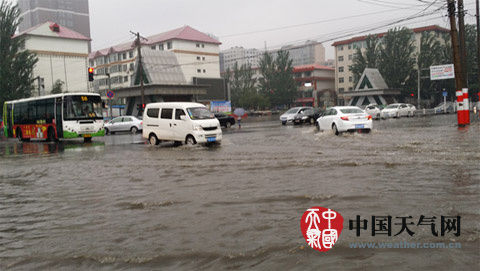 内蒙古多地遭降雨 呼和浩特今晨雨水阻交通|内