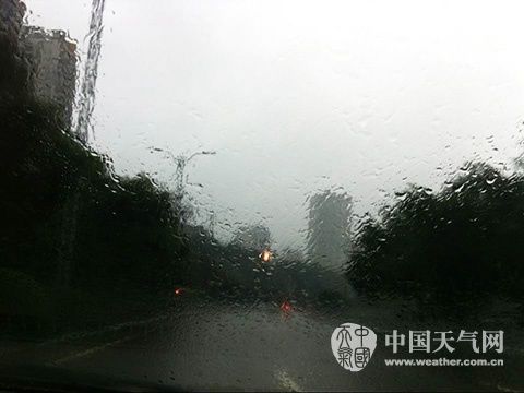 今晨7点40分左右，渝北雨势较强，车窗外一片模糊。