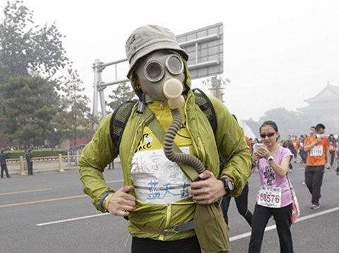 昨天，北京���H�R拉松比�霾中�_跑，�x手上演奇葩口罩比拼�。