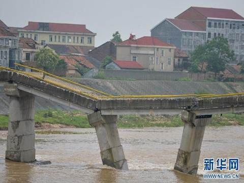 湖南岳阳遭暴雨袭击 大桥桥面断裂|大桥|断裂|岳